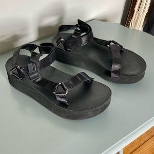 Teva flatform satin sandals size 8